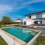 Nura For 8 Persons Near Porec With 36 M2 Heated Pool, With Sauna & Sea View Kaštelir
