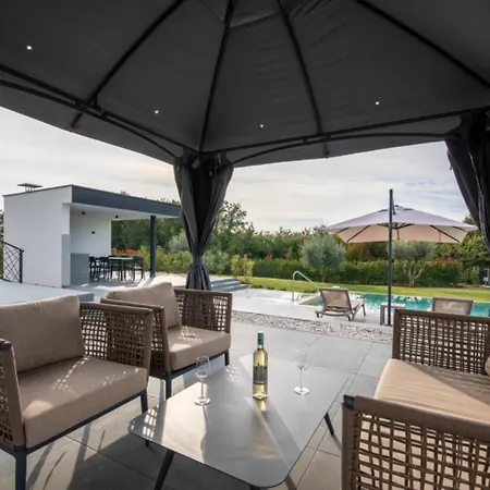 Nura For 8 Persons Near Porec With 36 M2 Heated Pool, With Sauna & Sea View Βίλα *