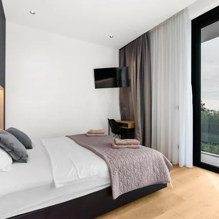 Nura For 8 Persons Near Porec With 36 M2 Heated Pool, With Sauna & Sea View Βίλα *