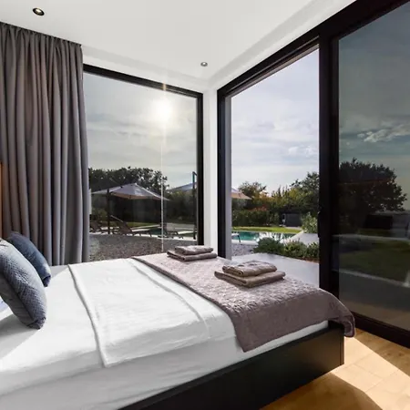 Nura For 8 Persons Near Porec With 36 M2 Heated Pool, With Sauna & Sea View Βίλα Kaštelir